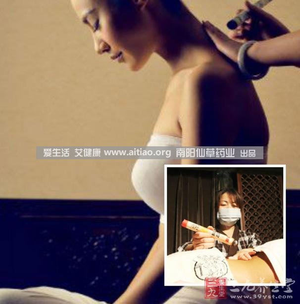 足三里穴是位于外膝的下3寸、脛骨外側(cè)一橫指左右的位置，艾灸10-15分鐘即可，需堅(jiān)持一段時(shí)間，很快可以看到祛濕的效果。